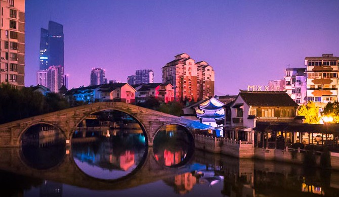 Stadtlandschaft Huzhou bei Nacht
