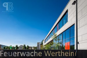 Neubau Feuerwache der freiwilligen Feuerwehr Wertheim Außenansicht mit Schriftzug